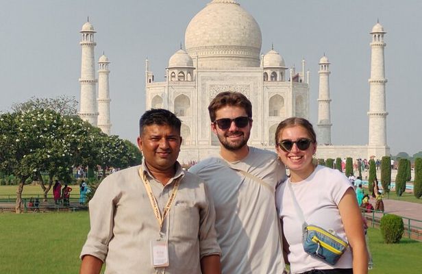 Taj mahal Agra - Skip the line entry with Licensed Tour Guide