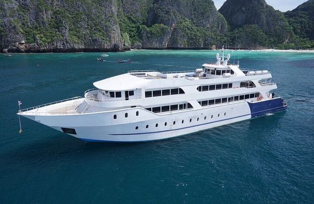 Phi Phi Island Trip with Big Boat from Phuket