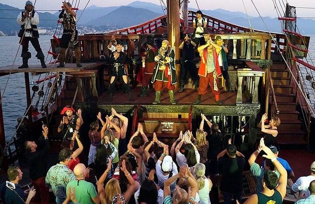 Dinner and show pirate night Hook in Cancun 