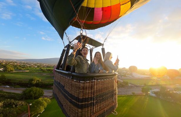 Hot Air Balloon Flight Teotihuacan With Pickup and Breakfast