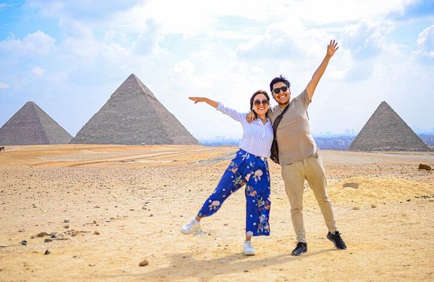 Private Tour of Giza Pyramids with Camel Ride and Pyramid Access