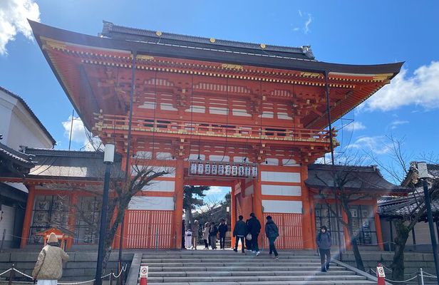 Discover the Secrets of Fushimi Inari and Gion with a Local Guide