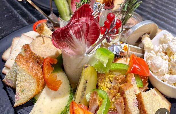 Immersive winery visit, tasting and meal planchette