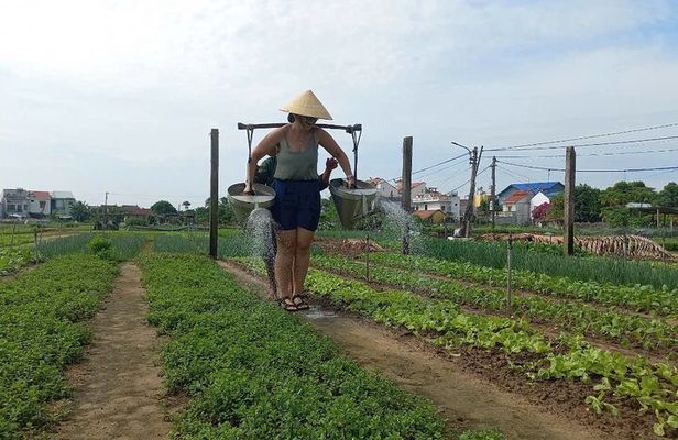 Hoi An Countryside Bike Tour with Basket Boat and Cooking Class