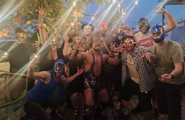 Vampire Woman Tour: guide by professional lucha libre wrestler