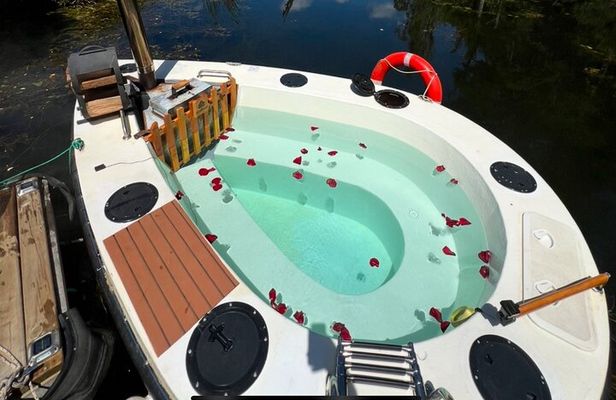 Tour in Self-drive Electric Hot Tub Boat Nestled in nature!