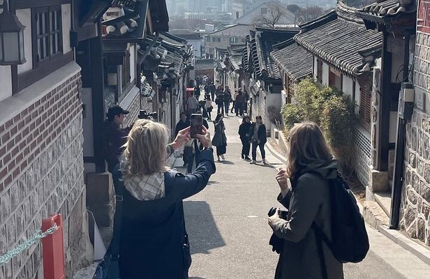 Tour Seoul’s oldest district with a storyteller from Bukchon