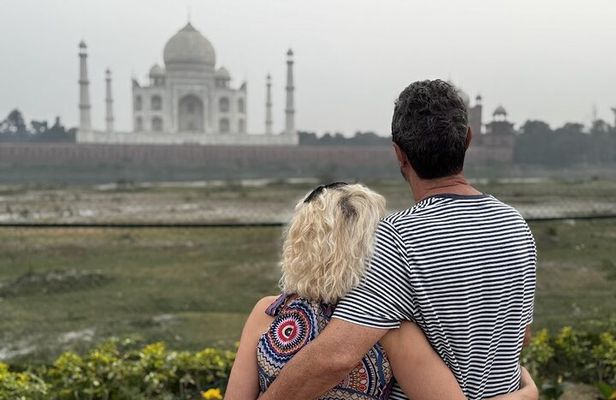 Taj Mahal Luxury Tour By SUPERFAST Train From Delhi