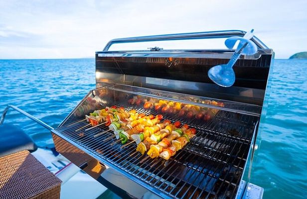 Catamaran with jacuzzi for groups Lunch and drinks Puerto plata