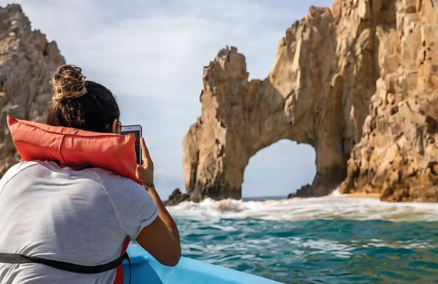 Cabo Yacht Cruise to Lovers Beach with 2 Hours of Beach Time