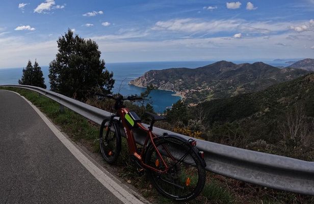 E-Bike Tour in Cinque Terre with Aperitif in Farmhouse