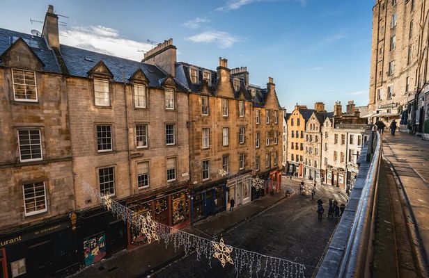 Thirsty for Edinburgh: Scotlands Best Historical Pub Tour