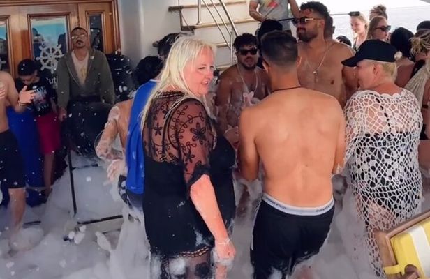 Boat Party (Dj ,Foam ,island ,snorkeling ,Water games )