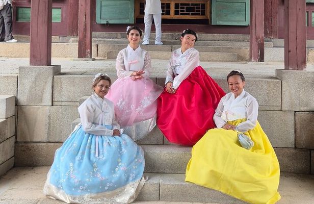 Wearing Hanbok Walking Tour in Bukchon with Liquor Tasting