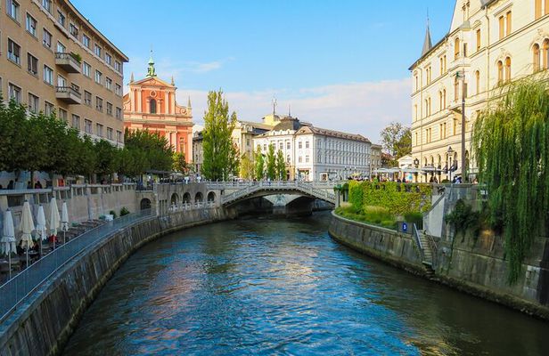 Zagreb: Small Group Christmas Market Tour to Ljubljana & Bled 