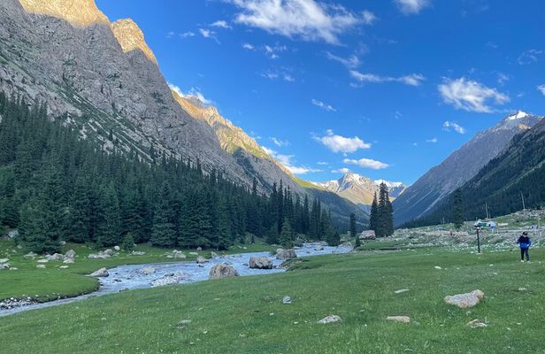 2-Day Adventure Yssyk Kul lake, Canyon, Yurt Stay and Eagle Show