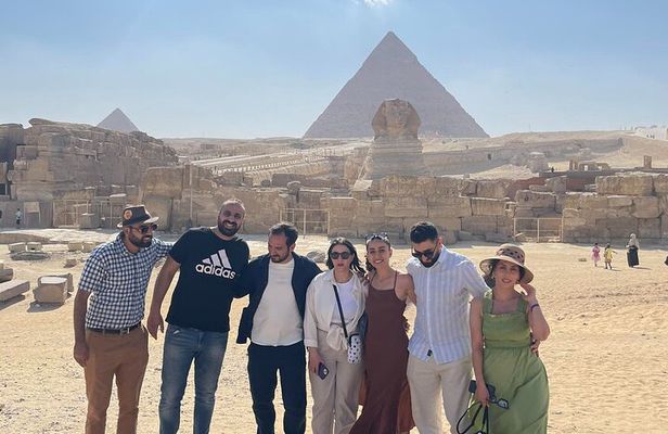 Private Tour Pyramids Museum with Lunch in Nile Cruise and Bazar