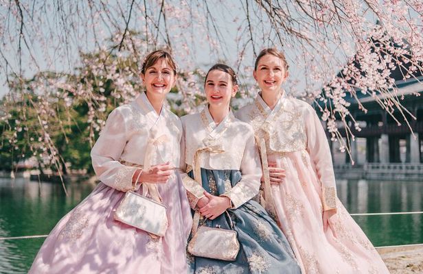 Hanbok Photoshoot and History Tour at Gyeongbokgung Palace