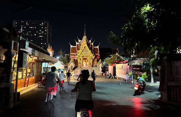Bangkok Night Bike Tour – Street Food & Thonburi After Dark