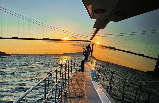 Bosphorus Sunset Yacht Tour With Wine and Music