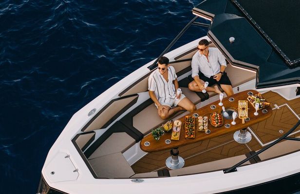 Milos: Private Yacht Tour—Kleftiko Sarakiniko Poliegos