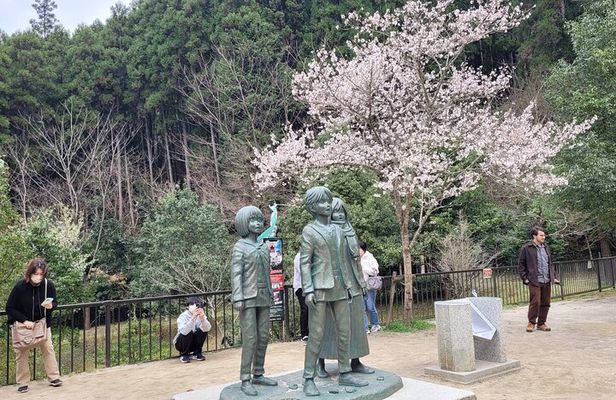 Deluxe Private Tour: Hita, AOT Statues and Onsen from Fukuoka