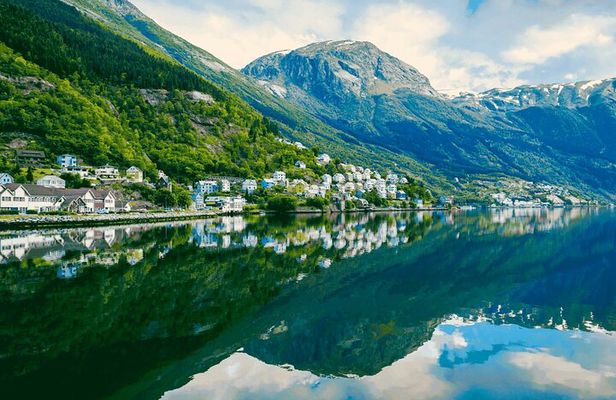 Guided tour to Hardangerfjord with Waterfalls and Ferry Crossing