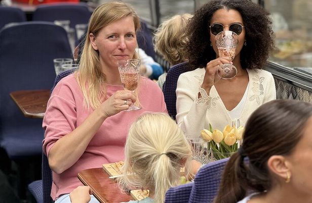 Amsterdam Classic Canal Cruise with Live Guide and Open Bar