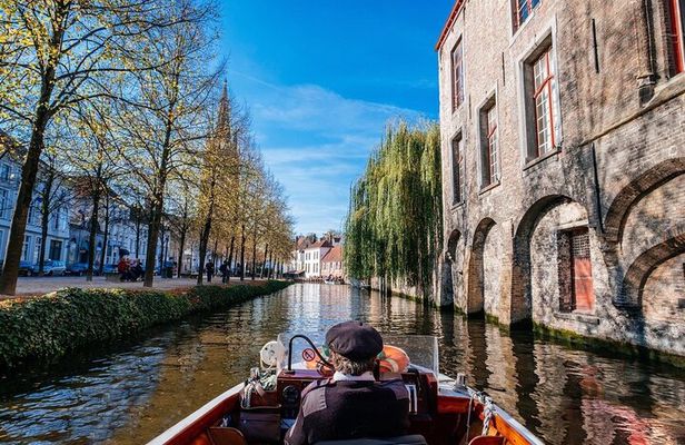 Bruges Historical Private Walking Tour and Canal Cruise