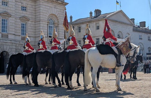 Changing of the Guard Guided Walking Tour & Westminster Landmarks
