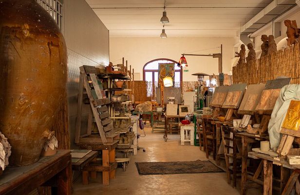 Model Ceramics in the Laboratory of a Masseria with aperitif