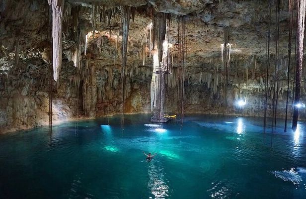 Early access Tour of Chichen Itza with dedicated language group. 