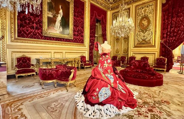Louvre Fashion Exhibit Private Guided Tour with Priority Access