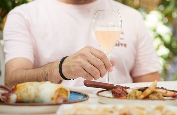 Sparkling Wine Tasting at the Vineyard