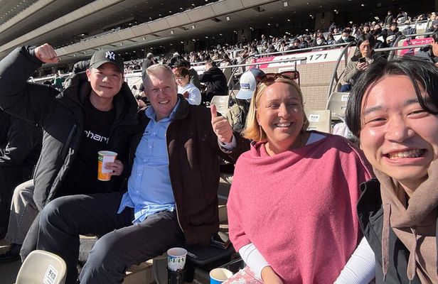 Horse Racing Tour with Local Fans in Tokyo(with Ticket)