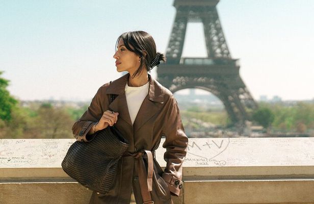 Paris: Eiffel Tower Vintage Photoshoot