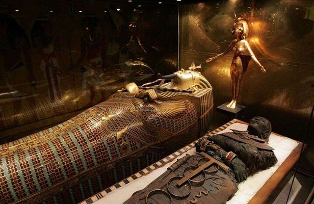 Hurghada to Luxor: Day Trip in S. Group by Van with King Tut Tomb