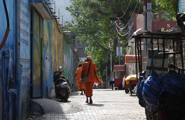 Rishikesh: Guided Walking Caves, Temples & Beatles Ashram