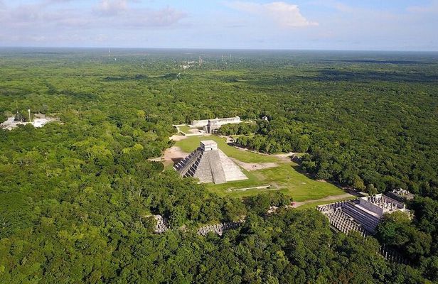 Chichen Itza: Skip-the-Line Tickets with Shared Guide