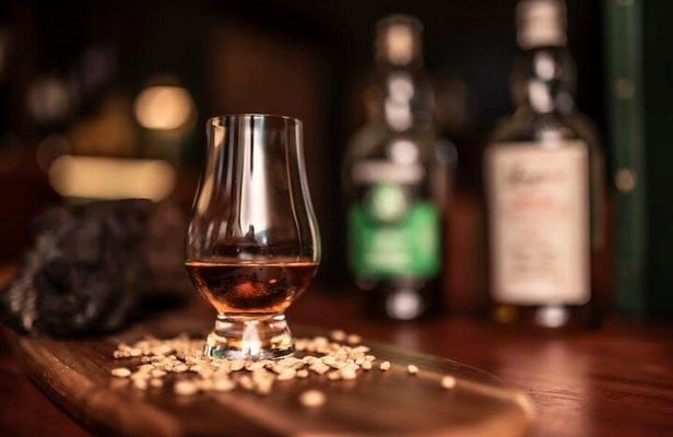Edinburgh Whisky Tasting and History on the Royal Mile