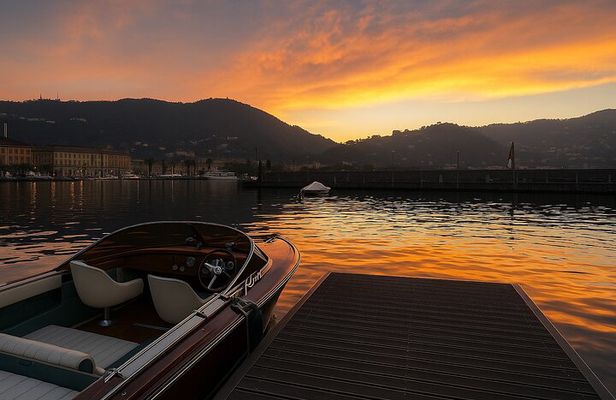 Private boat tour Como wood classic boat