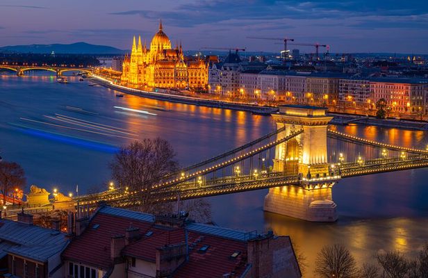 Private Tour of Budapest with Visit to a Bath Where Locals Go