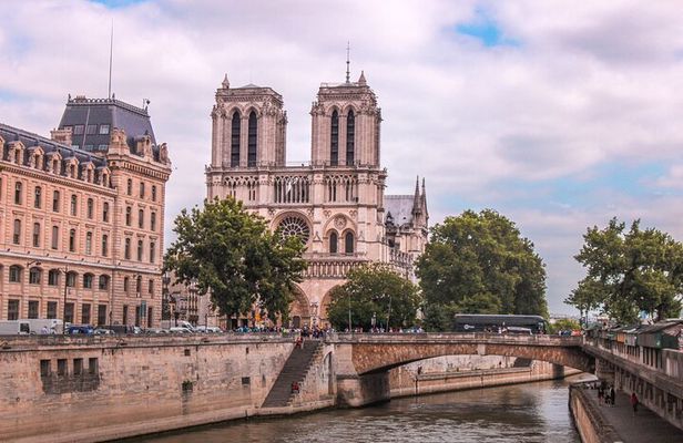Guided Walking Tour Notre-Dame Cathedral Exterior
