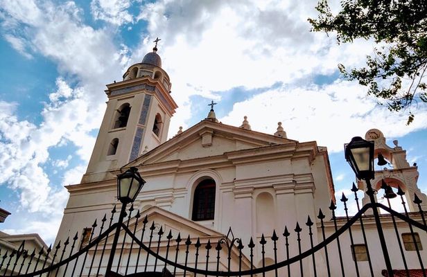 Recoleta + Cemetery : True and untold stories