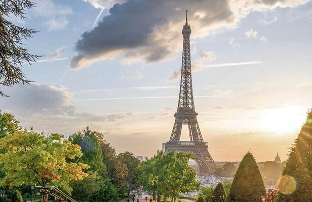 Paris: Eiffel Tower Guided Tour by Elevator