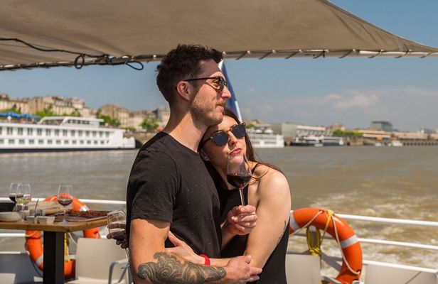 Bordeaux Farmers Market Tour and Gourmet River Cruise