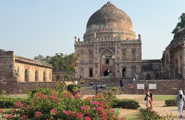 Tour to New & Old Delhi with guide and tranfer