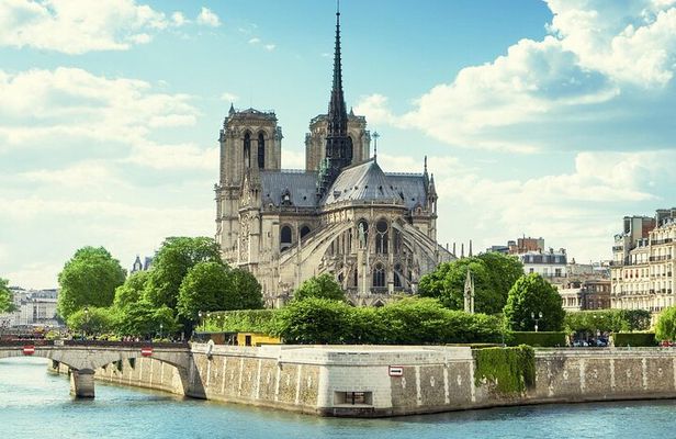 Notre Dame Cathedral Guided Tour with Scheduled Entry