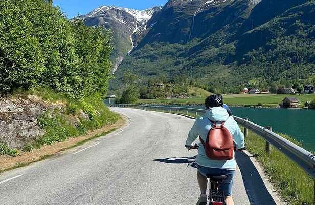 Olden: Scenic E-Bike Tour with Lakeside Picnic & Fjord Views