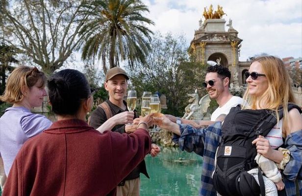 Tapas Walking Tour in old town, with local food market and Paella